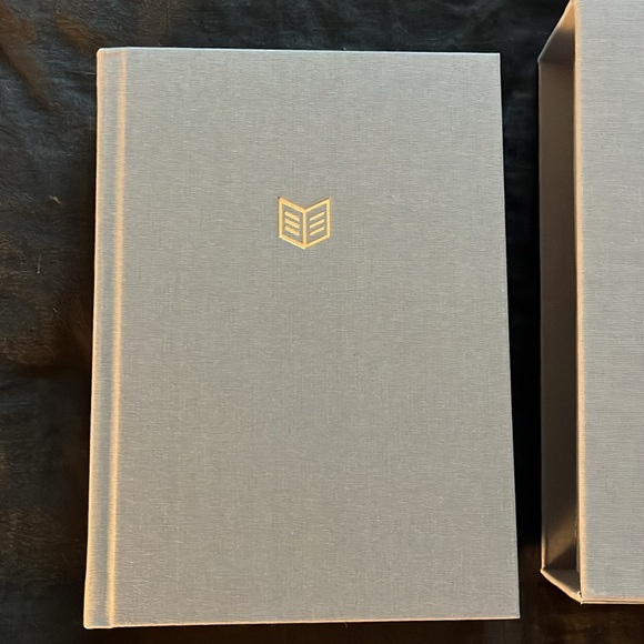 She Reads Truth Bible NWT! - Picture 3 of 4